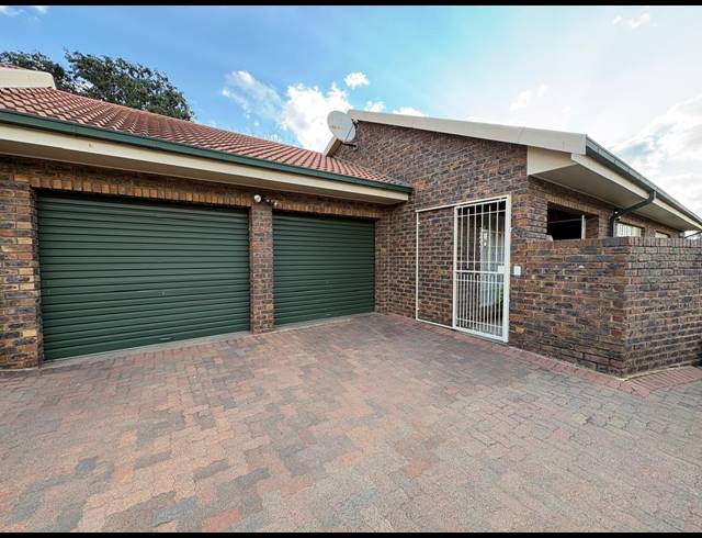 2 BEDROOM TOWNHOUSE FOR SALE IN THREE RIVERS EAST
